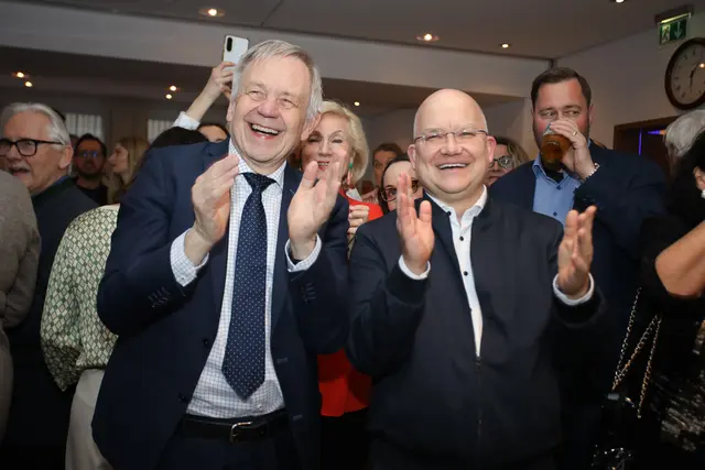 MdL Karl Freller und Sebastian Brehm (war von 2017 bis 2025 Bundestagsabgeordneter für den Wahlkreis Nürnberg-Nord) jubeln schon mal für Marcus König.  | Foto: Jürgen Friedrich
