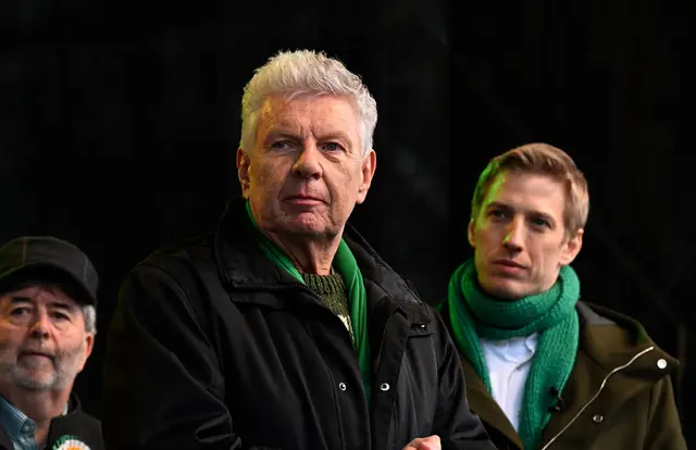 Dieter Reiter (l) konnte sich im Rennen um das Münchner Rathaus nicht gegen Dominik Krause durchsetzen.  | Foto: Felix Hörhager/dpa