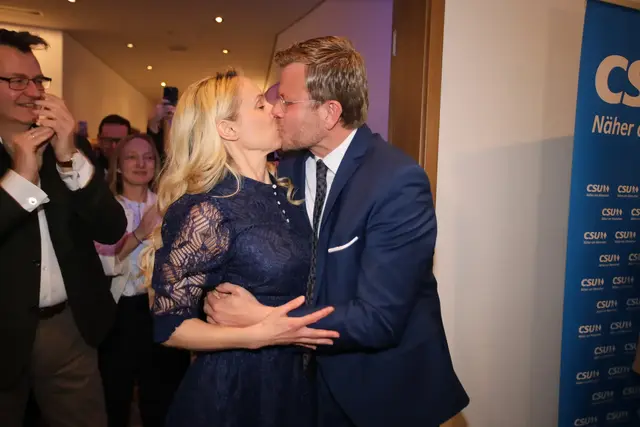 Marcus König (CSU) bleibt nach der Stichwahl Nürnbergs Oberbürgermeister. Auf dem Bild: Wahlsieg-Kuss mit Ehefrau Anke.  | Foto: Jürgen Friedrich