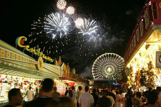 Feuerwerk auf dem Nürnberger Volksfest.  | Foto: Berny Meyer/Südd. Schaustellerverband