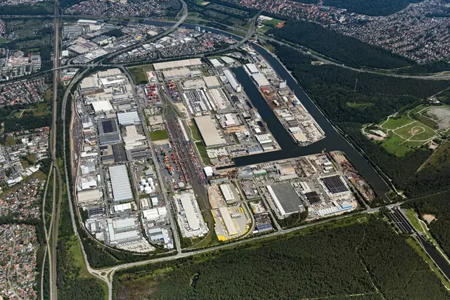  Auch am Standort selbst wird weiter investiert. bayernhafen und die Hafen Nürnberg-Roth GmbH investierten 2025 über 6 Mio. Euro in die Infrastruktur wie Kais und Bahnanlagen. Auch für 2026 wird dieser Kurs mit knapp 7 Mio. Euro fortgesetzt. | Foto: Luftaufnahmen Daniel Reiter
