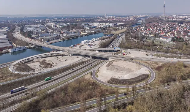 Die Frankenschnellwegbrücke bleibt bis zu ihrem Abbruch vollständig gesperrt. Verkehrsteilnehmer auf dem Frankenschnellweg können die Sperrung über die Anschlussstelle Nürnberg-Hafen-Ost umfahren. Sör erarbeitet zur Zeit - unter Mithilfe des Verkehrsplanungsamts - ein Konzept, wie der Verkehr im Umfeld der Hafenbrücken spürbar entlastet werden kann. 
 | Foto: Moritz Utili, Studio Höhn / Stadt Nürnberg