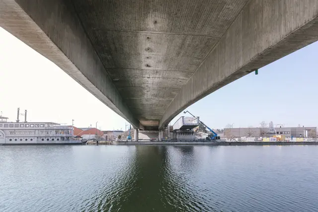 Die Frankenschnellwegbrücke bleibt aus Gründen der Verkehrssicherheit bis zu ihrem Abbruch vollständig gesperrt. Die bereits im Bau befindliche neue Brücke (rechts im Bild) wird im August 2027 fertiggestellt. 

 | Foto: Moritz Utili, Studio Höhn / Stadt Nürnber