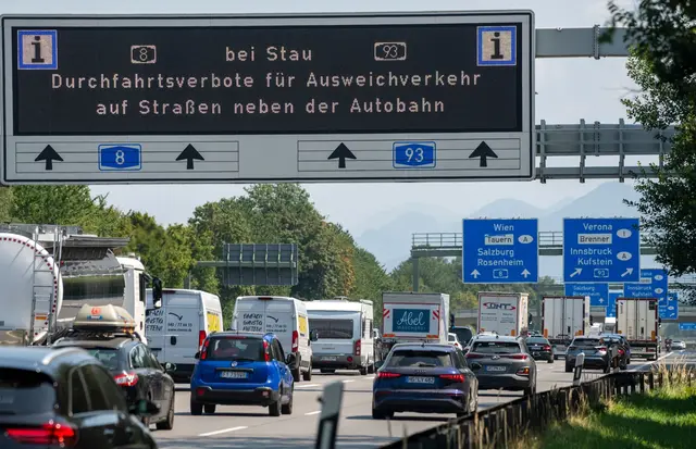 Seit vergangenem Sommer gelten an Wochenenden und Feiertagen an A8 und A93 Abfahrverbote.  | Foto: Stefan Puchner/dpa (Symbolbild)