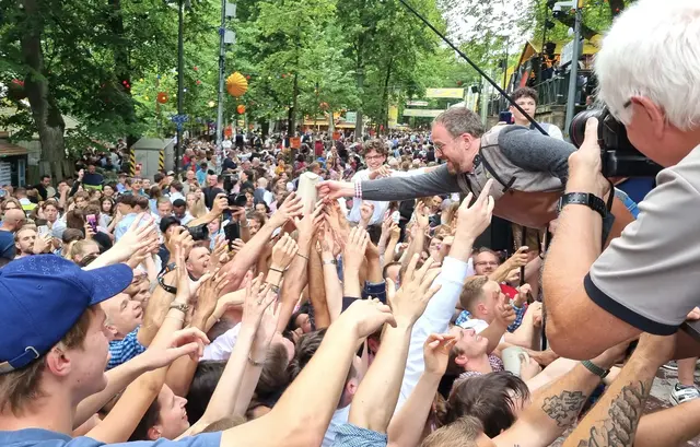 Oberbürgermeister Florian Janik brachte wieder ordentlich Freibier unters feierfreudige Volk.  | Foto:  © Stadt Erlangen