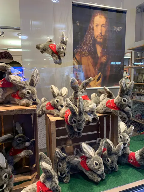 Die Hasen sind los – fairer Kuschelhase "Albrecht" fürs Osternest: Schaufenster im „Fenster zur Welt“ in der Vorderen Sterngasse 1 mit Kuschelhasen "Albrecht" und einem Selbst-Portrait von Albrecht Dürer. | Foto: Brigitte Hanek-Ures / Fenster zur Welt