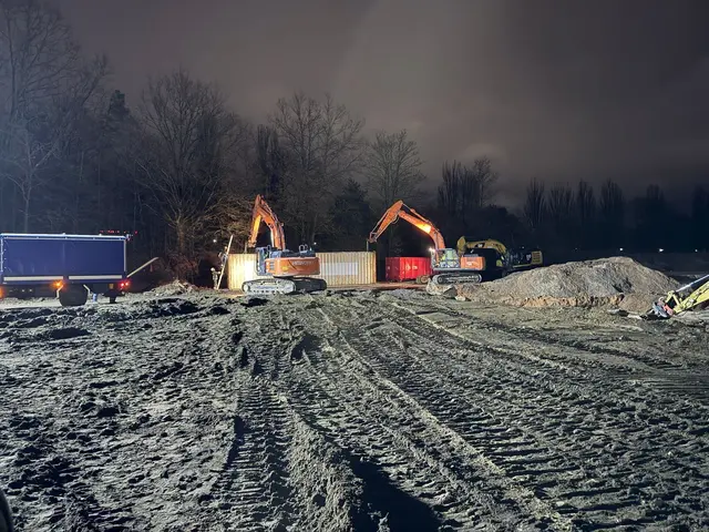 20 Uhr, es ist dunkel geworden. Die Einsatzkräfte bereiten im Flutlicht weiter die Entschärfung vor. | Foto: Stadt Nürnberg