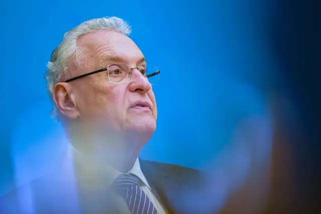 Bayerns Innenminister Joachim Herrmann (CSU) schafft ein neues Landesamt für Bevölkerungsschutz - das ausdrücklich auch Antworten für den Zivilschutz im Falle eines Krieges haben soll (Archivbild). | Foto: Malin Wunderlich/dpa