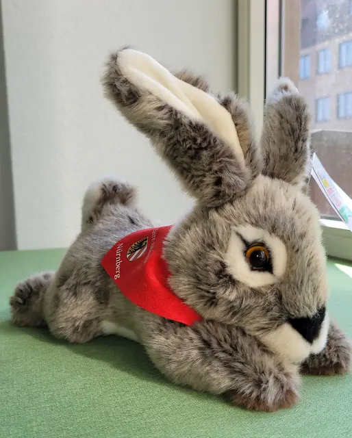 Die Hasen sind los – fairer Kuschelhase "Albrecht" fürs Osternest. | Foto: Nicola A. Mögel / Stadt Nürnberg