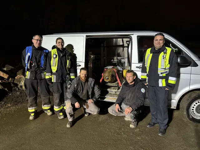 Die Sprengmeister Sebastian Rupp und Christian Scheibinger (kniend von links nach rechts) mit der Einsatzleitung und der entschärften Fliegerbombe. Die Sprengmeister haben etwa eine Stunde für die Entschärfung gebraucht. | Foto: Stadt Nürnberg