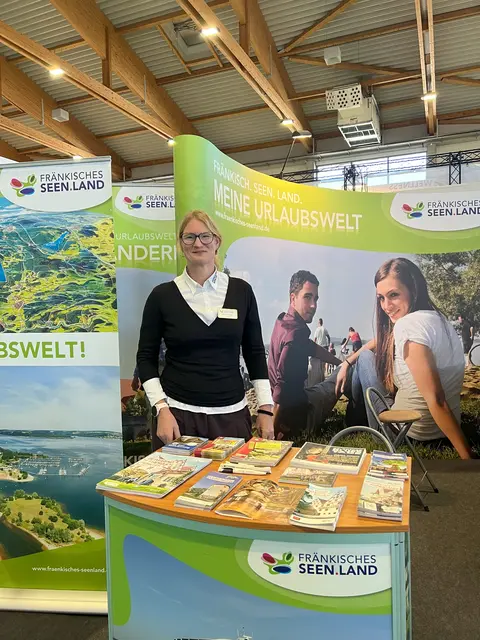 Anke Freiman, Leiterin der Tourist-Info von Roth, schnuppert selbst gern Messeluft, wie hier Anfang März auf der Frühjahrsausstellung in Kassel. | Foto: Cynthia Pforr