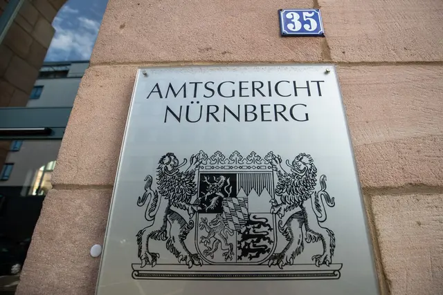 Das Amtsgericht Nürnberg hat ein Mitglied der mittlerweile aufgelösten «Letzten Generation» zu einer Bewährungsstrafe verurteilt. (Symbolbild) | Foto: Daniel Karmann/dpa