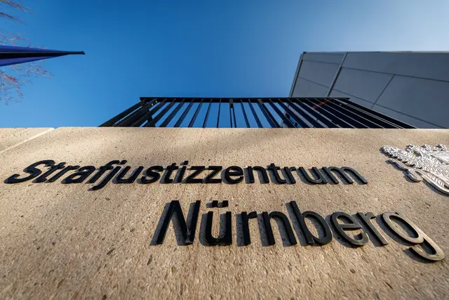 Nach dem Mord an seiner Ehefrau muss ein Rentner ins Gefängnis. Das Landgericht Nürnberg-Fürth verurteilte ihn zu neun Jahren Haft. | Foto: Daniel Karmann/dpa