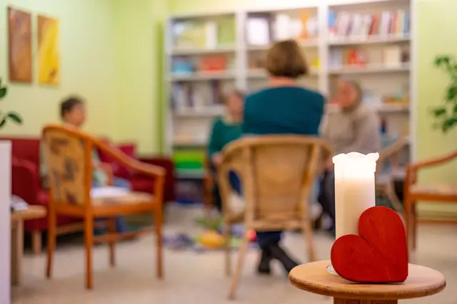 Viele Sozialarbeiterinnen und -arbeiter wirken in Beratungsstellen - doch die klagen über mangelnde finanzielle Unterstützung.  | Foto: Michael Reichel/dpa (Symbolbild)