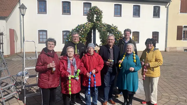 Mit viel Liebe wurde der Brunnen am Mecklenburger Platz von den Mitgliedern des Heimat-und Kulturvereins verziert. | Foto: Stadt Stein