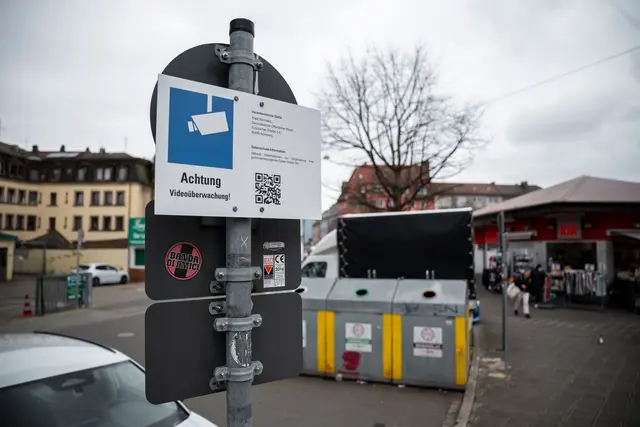 Schilder weisen auf die Videoüberwachung an den Glascontainern in der Nürnberger Südstadt hin. Dabei handelt es sich um ein Pilotprojekt. | Foto: Daniel Vogl/dpa