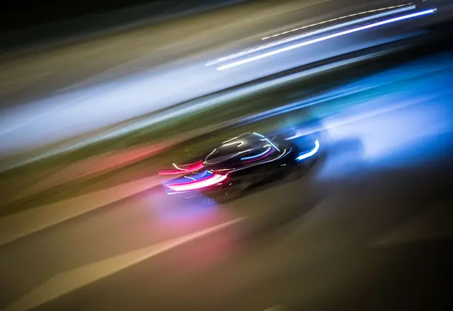 Mit 200 bei erlaubten 100 Kilometern pro Stunde war ein 19-Jähriger auf der Autobahn unterwegs. Die Polizei untersagte später die Weiterfahrt. (Symbolbild) | Foto: Frank Rumpenhorst/dpa