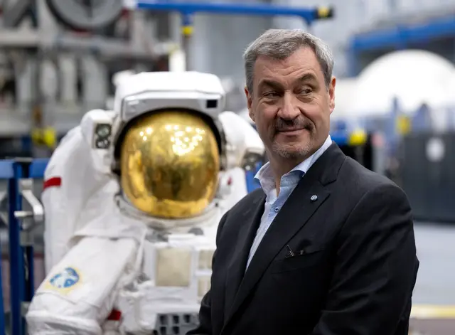 Bei der NASA in Houston fühlt sich Weltraum-Fan Söder sichtlich wohl. | Foto: Sven Hoppe/dpa