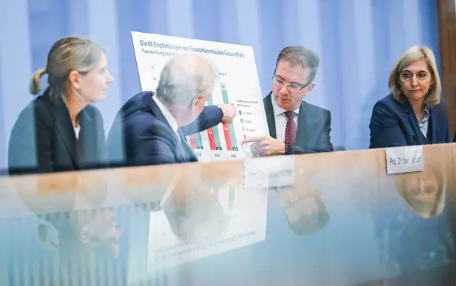 Gesundheitsministerin Nina Warken verspricht, dass es keine einseitigen Belastungen geben soll.  | Foto: Britta Pedersen/dpa