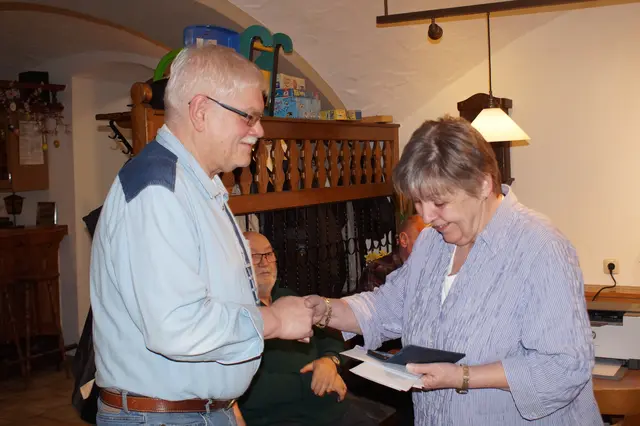 OfrSkV-Präsidentin Hannelore Haase mit dem Sieger bei den Senioren, Hans-Joachim Günter (l), Die Forellen Forchheim  | Foto: Dieter Gonschorowski