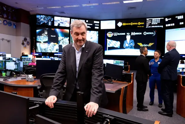 Mission Control mit Markus Söder. Bayerns Ministerpräsident ist beeindruckt von der Einsatzzentrale für die internationale Raumstation ISS der US-Raumfahrtbehörde Nasa in Houston. | Foto: Sven Hoppe/dpa