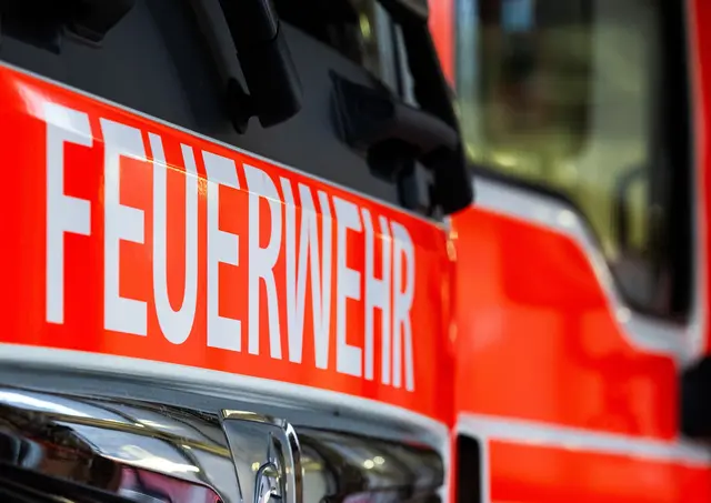 Feuerwehrleute löschen den brennenden Schwerlasttransporter. (Symbolbild) | Foto: Soeren Stache/dpa