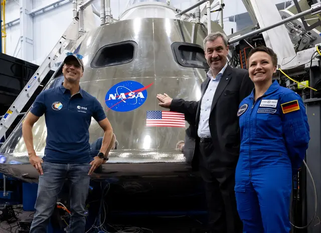 Esa-Astronaut Luca Parmitano und Esa-Reserveastronautin Amelie Schönenwald führten Markus Söder durch das Trainingszentrum der Nasa. | Foto: Sven Hoppe/dpa