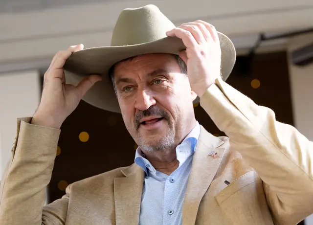 «Es ist ein Traum, hierher nach Texas zu kommen» - CSU-Chef Markus Söder hat, kaum dass er in den USA angekommen ist, seinen eigenen Cowboyhut bekommen. | Foto: Sven Hoppe/dpa