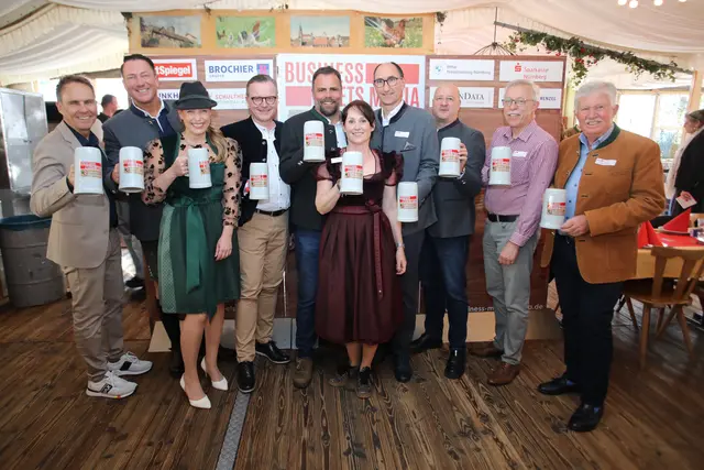 Von links: Alexander Koller (Geschäftsführer Funkhaus Nürnberg), Peter Maskow (Chefredakteur MarktSpiegel), Jennifer Jung (Moderation 98,6 Charivari), Reiner Dintenfelder (Risikovorstand der Sparkasse Nürnberg), Christian Waitz (Geschäftsführer Brochier Gruppe), Sabine Michel (Geschäftsführerin smic!), Dominik Beierlorzer (Geschäftsführer Richter + Frenzel Nürnberg GmbH), Thomas Fischer (Niederlassungsleiter BMW Nürnberg), Martin Heyn (Vorstandsvorsitzender SCHULTHEISS Wohnbau AG), Heinrich Straub (Geschäftsführer SanData).
 | Foto: Jürgen Friedrich