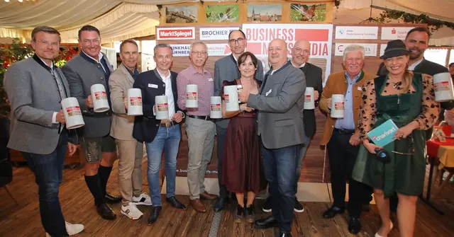 Von links: Marcus König (Oberbürgermeister Nürnberg), Peter Maskow (Chefredakteur MarktSpiegel), Alexander Koller (Geschäftsführer Funkhaus Nürnberg), Matthias Wittmann (Vorstandsvorsitzender Sparkasse Nürnberg), Martin Heyn (Vorstandsvorsitzender SCHULTHEISS Wohnbau AG), Dominik Beierlorzer (Geschäftsführer Richter + Frenzel Nürnberg GmbH), Sabine Michel (Geschäftsführerin smic!), Thomas Fischer (Niederlassungsleiter BMW Nürnberg), Michael Wunram (Geschäftsführer SanData), Heinrich Straub (Geschäftsführer SanData), Jennifer Jung (Moderation 98,6 Charivari), Christian Waitz (Geschäftsführer Brochier Gruppe). | Foto: Jürgen Friedrich