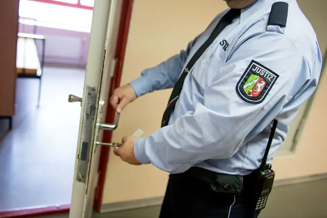 Zahlreiche Menschen sitzen ersatzweise ein, weil sie Geldstrafen wegen Schwarzfahrens nicht bezahlen konnten. | Foto: Marius Becker/dpa (Symbolbild)