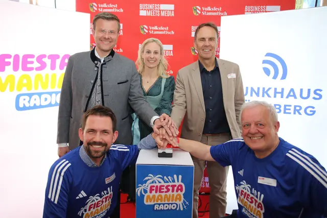 Sendestart des neuen Funkhaus-Radiosenders FIESTA MANIA RADIO: (hinten v.l.) Marcus König (Oberbürgermeister Nürnberg) mit Gattin Anke, Alexander Koller (Geschäftsführer Funkhaus) und die Moderatoren Marvin Fleischmann und Gerald Kappler. | Foto: Jürgen Friedrich