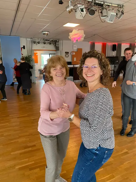 Tanzcafé des Oberasbacher AK Demenzfreundliche Kommune in der Tanzschule Forum. | Foto: © privat