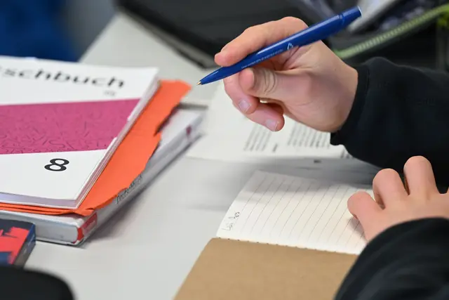 Man müsse bei Hausaufgaben und in Prüfungen in unteren Klassen die Handschrift fordern, um Täuschung zu verhindern, sagt der DL-Präsident.  | Foto: Michael Brandt/dpa (Symbolbild)