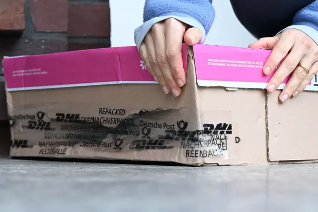 Das mit Klebeband notdürftig geflickte Paket ist endlich da, der Inhalt kaputt: Eine beispielhafte Szene aus Deutschland im November 2025. | Foto: Wolf von Dewitz/dpa (Symbolbild)