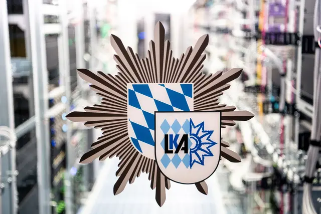 Mehr Straftaten von rechts und von links meldet das bayerische Landeskriminalamt. (Symbolbild) | Foto: Matthias Balk/dpa