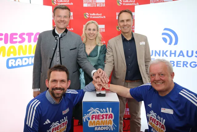 Nürnbergers Oberbürgermeister Marcus König und seine Frau Anke starten gemeinsam mit Funkhaus-Geschäftsführer Alexander Koller sowie den Fiesta Mania-Machern Marvin Fleischmann und Gerald Kappler Bayerns erstes Partyradio.  | Foto: Funkhaus Nürnberg/Jürgen Friedrich