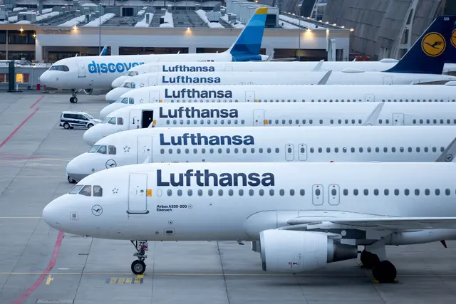 Das Kabinenpersonal der Lufthansa will streiken. | Foto: Lando Hass/dpa