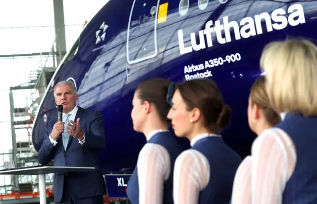 Lufthansa-Chef Carsten Spohr und Flugbegleiterinnen. | Foto: Karl-Josef Hildenbrand/dpa
