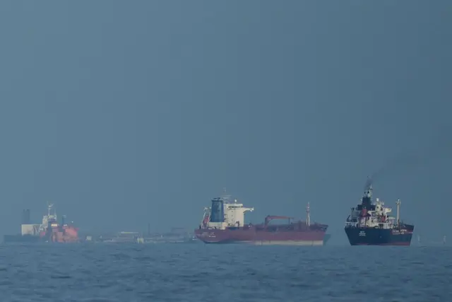 Zu Kriegsbeginn attackierten Irans Streitkräfte Öltanker und Frachtschiffe im Persischen Golf. | Foto: Altaf Qadri/AP/dpa