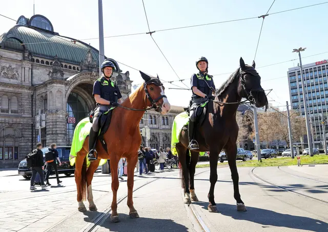 Schon allein wegen ihrer Größe sind die beiden Polizeipferde Quickly (l) und Remus (r) von Weitem sichtbar. Das soll Kriminelle abschrecken und Bürgern ein Gefühl von Sicherheit vermitteln. | Foto: Daniel Löb/dpa