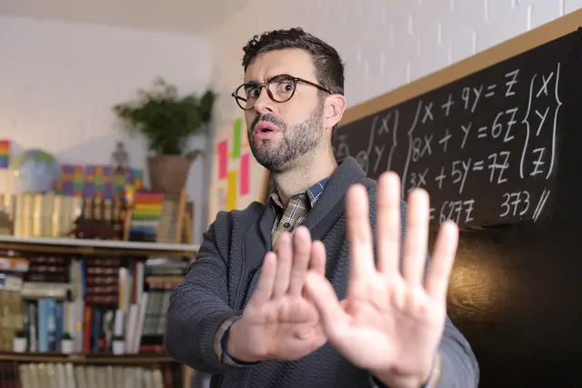 Immer mehr Lehrerinnen und Lehrer an deutschen Schulen werden Opfer von Schülergewalt.  | Foto: ajr_images-stock.adobe.com (Symbolbild)