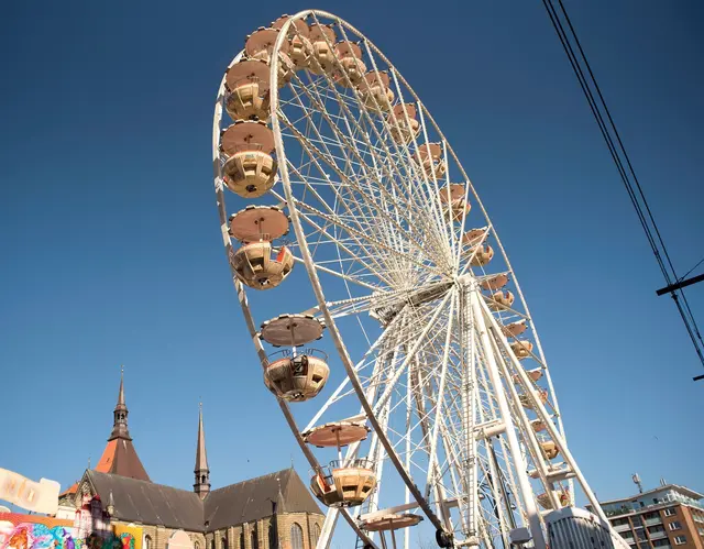 Die Volksfestsaison beginnt traditionell vielerorts rund um Ostern.  | Foto: Frank Hormann/dpa