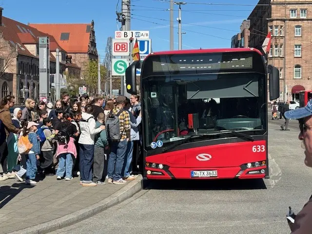 Großes Gedränge bei den Ersatzbussen zum Volksfest.  | Foto: Peter Budig/Südd. Schaustellerverband