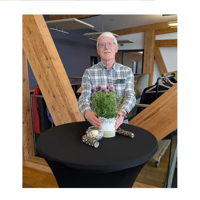 Hans Kröner freut sich über die Ehrung | Foto: Dieter Gonschorowski