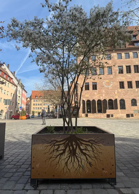 Ein Baumkübel nach der Beklebung mit einer speziellen Antigraffiti-Folie. | Foto: Kathrin Lehnerer / Stadt Nürnberg