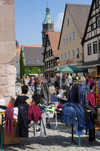 Bei hoffentlich bestem Wetter können in der Rother Innenstadt wieder allerlei Schnäppchen gemacht werden.  | Foto: Genniges Bücher