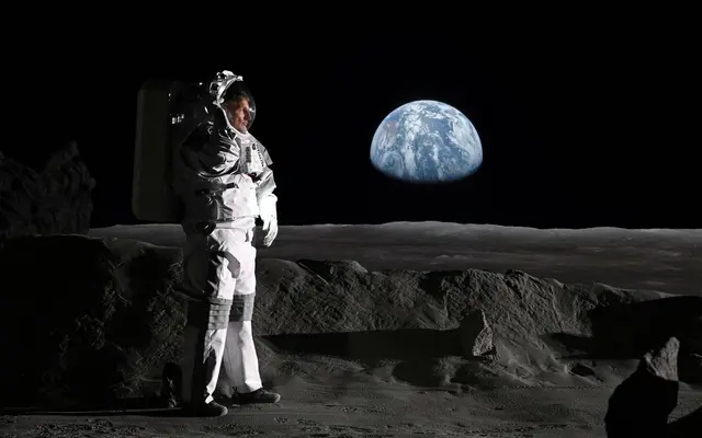 Wie man sich auf eine Reise für den Mond vorbereitet, zeigt Tom Uhlig, Autor von „Was ist was - Raumfahrkontrollzentrum“ und Projektleiter von Luna, der Trainingshalle der Europäischen Weltraumorganisation in Köln. 
 | Foto: Matthias Maurer