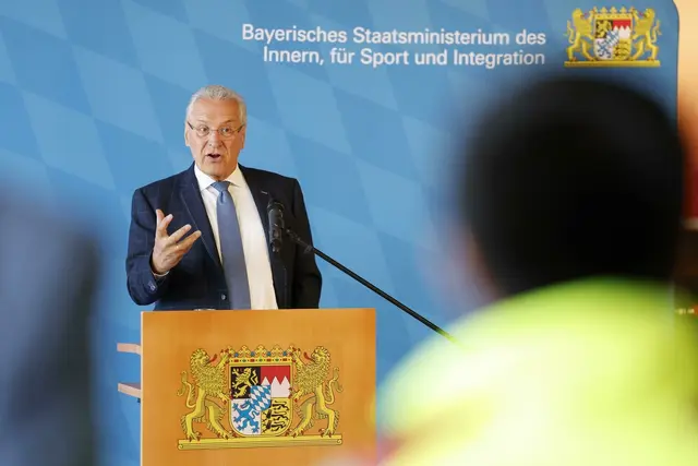 Bayerns Innenminister Joachim Herrmann bei einer Pressekonferenz in Nürnberg. | Foto: Daniel Löb/dpa/Archivbild