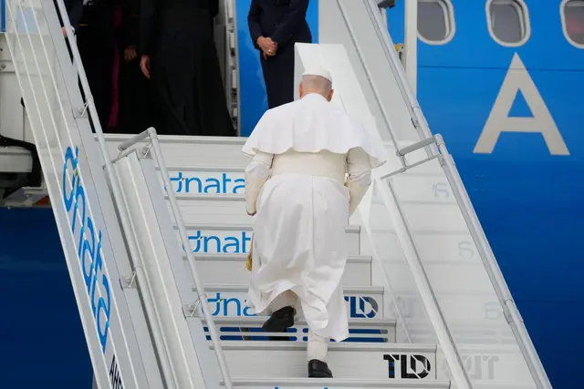 Papst Leo betritt den Flieger nach Algerien - während des Flugs geht er dann auf die Kritik von US-Präsident Trump ein. | Foto: Gregorio Borgia/AP/dpa